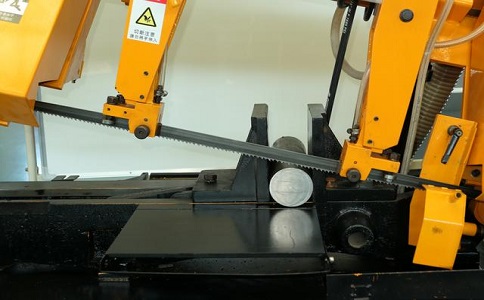 广丰数控带锯床自动送料精度会出现偏差吗？